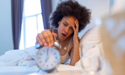 Quanto tempo leva para sentir sono após acordar cedo